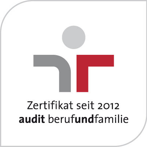Das Logo zu einem Zertifikat audit Beruf und Familie mit grauem, abgerundetem Winkel links, einen roten Winkel rechts und hellgrauem Kreis darüber